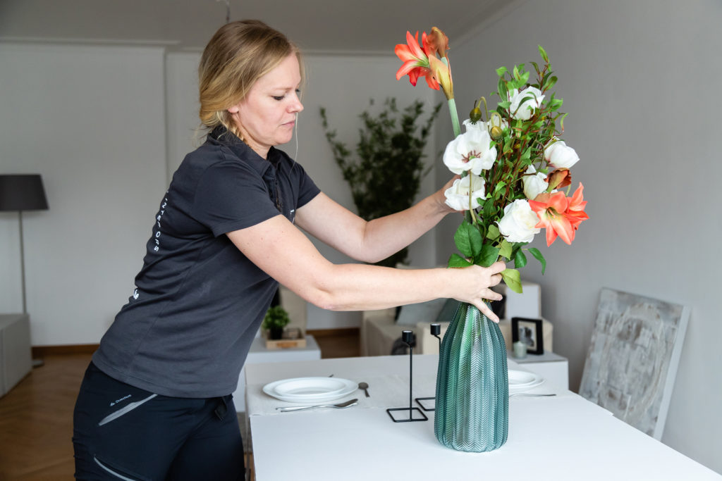 Sofie schikt bloemen in een vaas